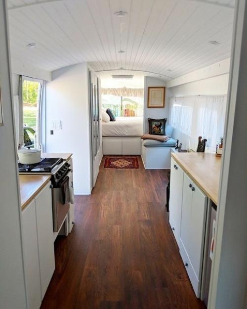 Молодой паре наскучала обыденная жизнь, работа дом. 04