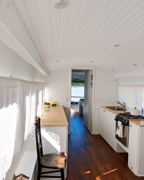 Молодой паре наскучала обыденная жизнь, работа дом. 05