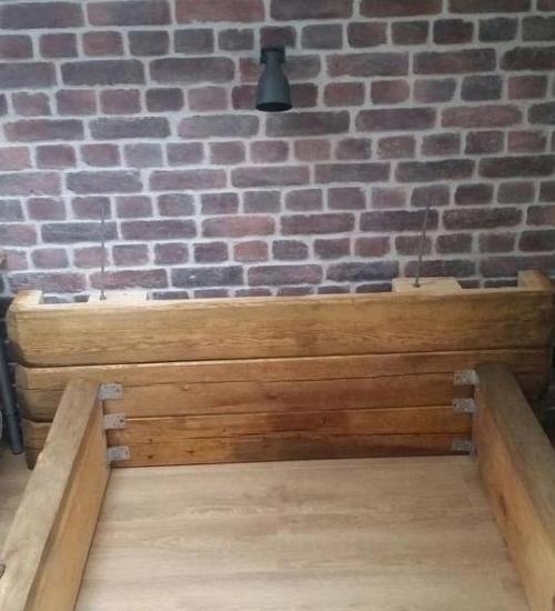 Таким образом, если ты давно искал вариант, как очень быстро и круто сделать кровать из дерева, то вот тебе способ! 02