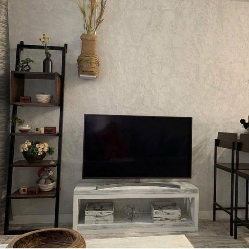 Старались придерживаться стиля лофт, когда делали ремонт. 06