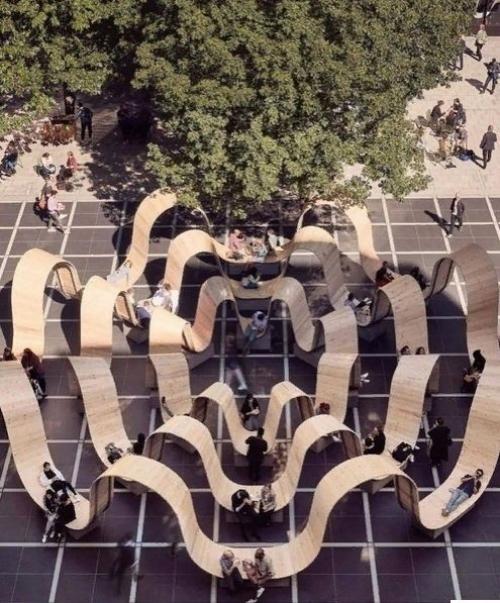 Не знаю в каком городе, но скамейки смотрятся весьма необычно, можно их отнести даже к достопримечательностям. 01