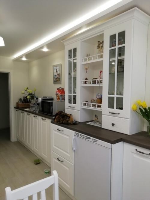 Решили поступить нестандартно и выделили под кухню комнату в которой должна была быть гостинная. 05