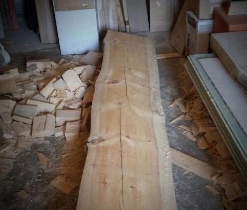 Таким образом, если ты давно искал вариант, как очень быстро и круто сделать кровать из дерева, то вот тебе способ!