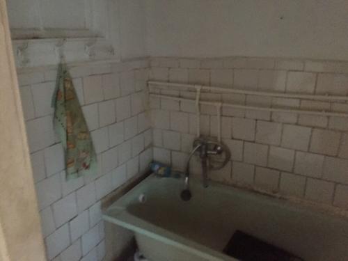 Купили такую вот квартиру в старом доме. 03