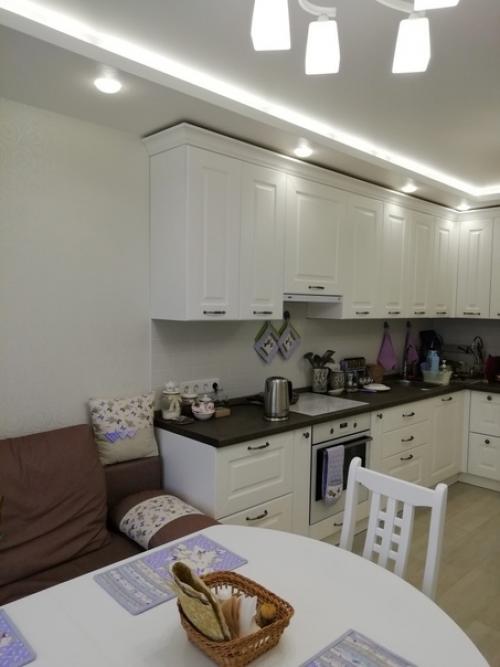 Решили поступить нестандартно и выделили под кухню комнату в которой должна была быть гостинная. 02