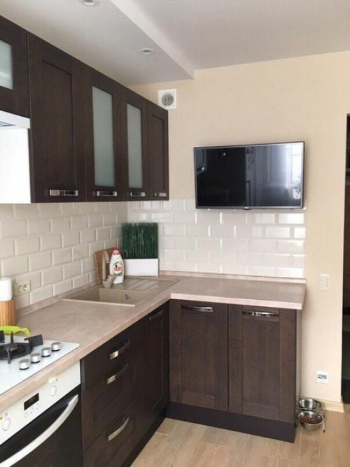 Кухню не делали какую то там со сверх супер пупер дизайном. 03