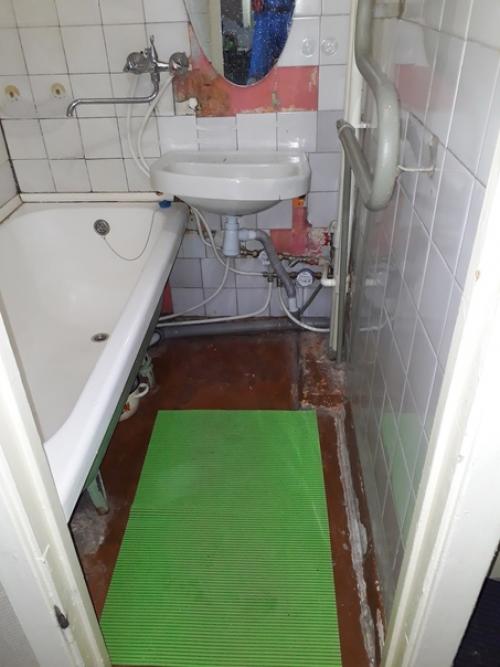 Сначала потребовалось изрядно попотеть, чтобы отковырять всю плитку. 03