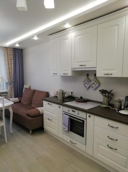 Решили поступить нестандартно и выделили под кухню комнату в которой должна была быть гостинная.