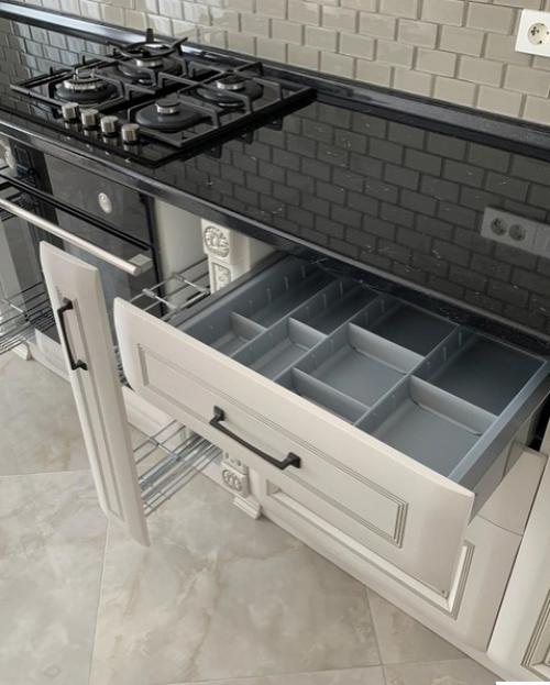 Оформили себе кухню вот в таком классическом стиле. 04