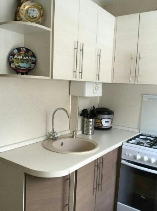 А мы придумали отличное решение для своей небольшой кухни, чтобы сохранить как можно больше места. 03