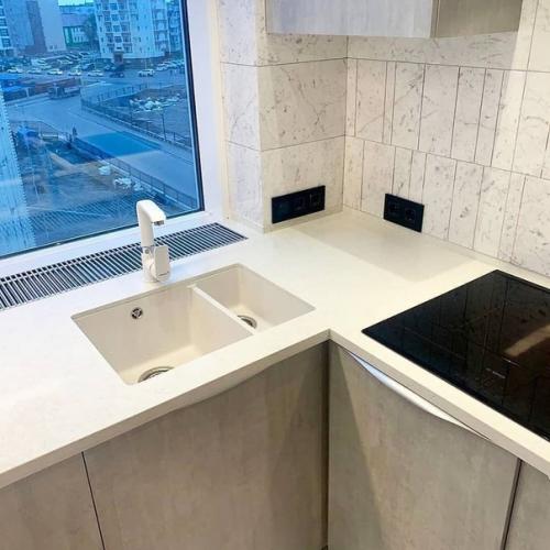 Объединили лоджию с кухней, чтобы было больше места. 02