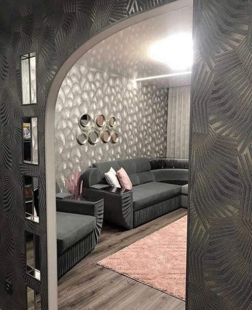 Строго не судите, это наша скромная квартира. 02