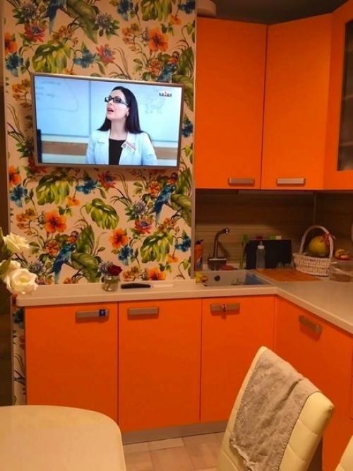 Жена хотела сделать ремонт в нашей кухне ярким цветом. 02