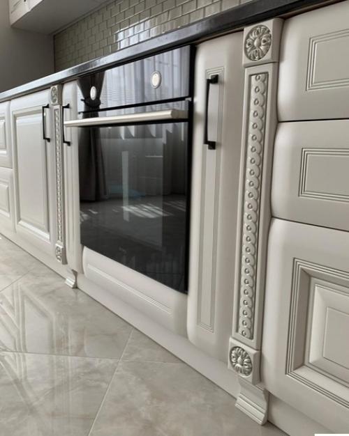 Оформили себе кухню вот в таком классическом стиле. 01