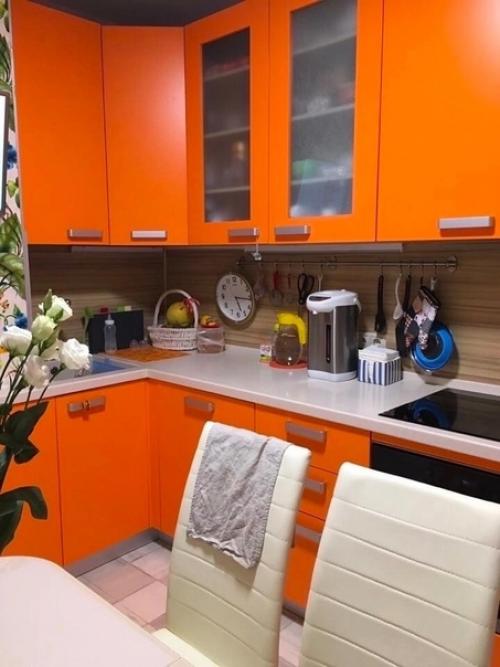 Жена хотела сделать ремонт в нашей кухне ярким цветом. 03