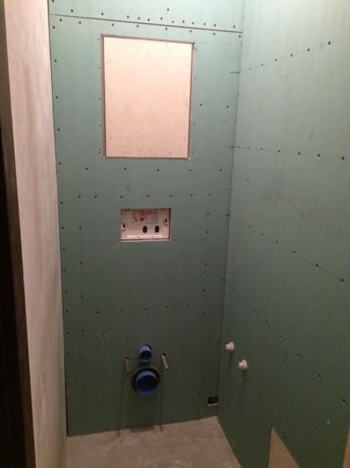 Такой ремонт в ванной и туалете сделал. 02