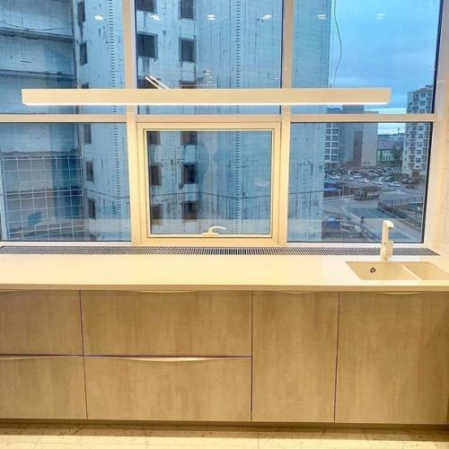 Объединили лоджию с кухней, чтобы было больше места. 04