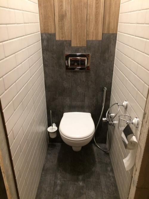 Такой ремонт в ванной и туалете сделал. 04