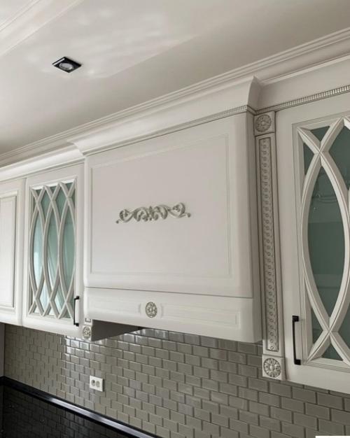 Оформили себе кухню вот в таком классическом стиле. 03