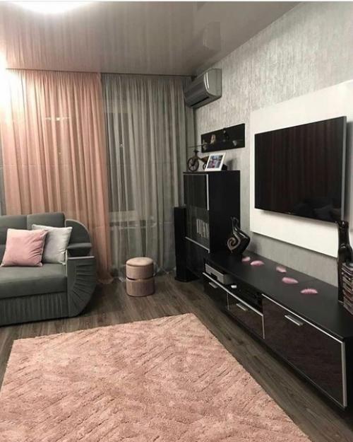 Строго не судите, это наша скромная квартира.