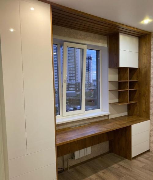 Места в комнате мало, поэтому решили соорудить шкафы вокруг окна.