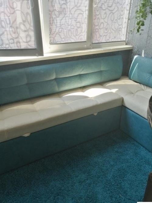 Вот такую лаундж зону мы организовали на лоджии, которую объединили с кухней. 02