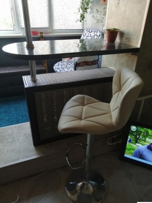 Вот такую лаундж зону мы организовали на лоджии, которую объединили с кухней. 01