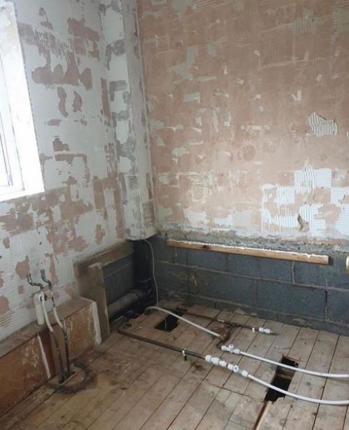 Я бы не сказала, что ванная у нас была уж какой то плохой. 01