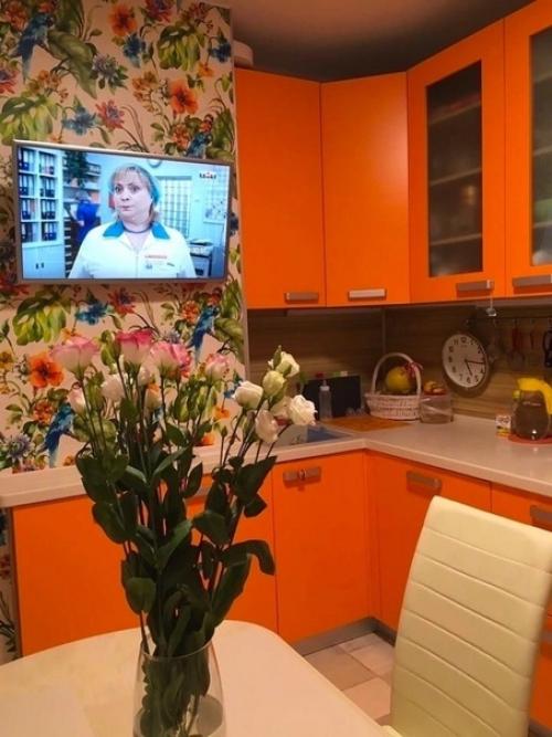 Жена хотела сделать ремонт в нашей кухне ярким цветом. 01