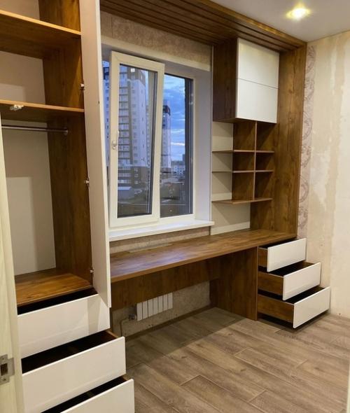 Места в комнате мало, поэтому решили соорудить шкафы вокруг окна. 03