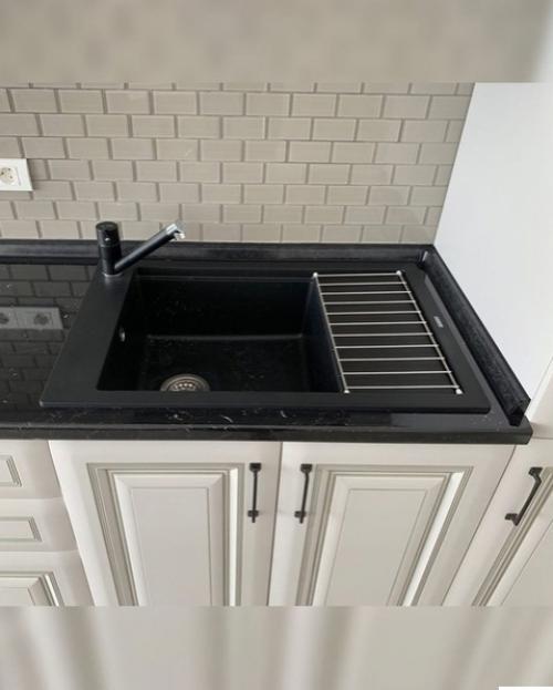 Оформили себе кухню вот в таком классическом стиле. 02