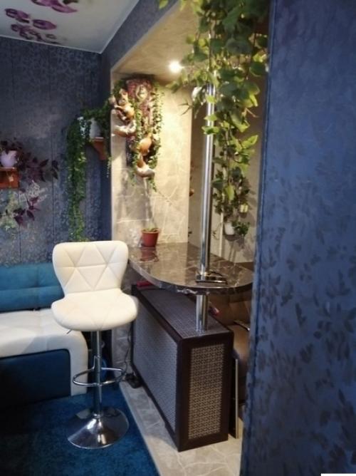 Вот такую лаундж зону мы организовали на лоджии, которую объединили с кухней. 03