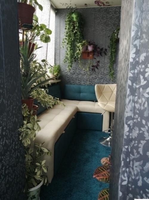 Вот такую лаундж зону мы организовали на лоджии, которую объединили с кухней. 04