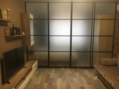 Решила, что будет очень круто разделить большой зал, на две зоны. 01