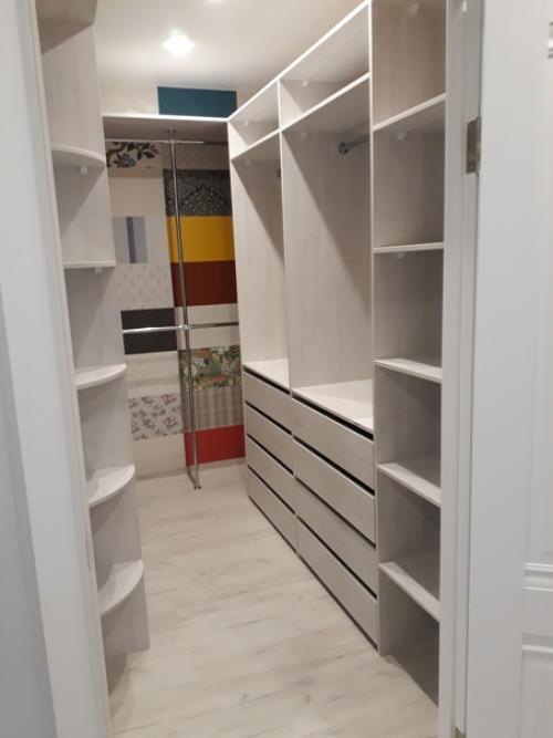 Это моя гардеробная, которой любезно порадовал меня муж к моему дню рождения. 01