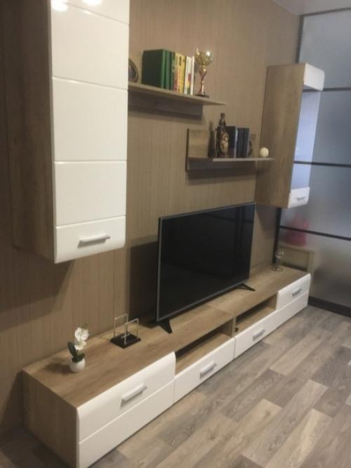 Решила, что будет очень круто разделить большой зал, на две зоны. 02