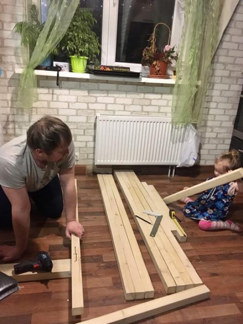 Папа своими руками для дочки кроватку собрал.