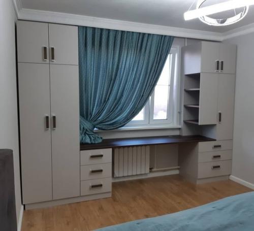 Рабочая зона в комнате нашего сына школьника.