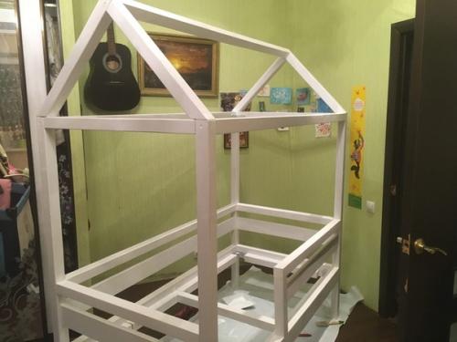 Папа своими руками для дочки кроватку собрал. 02