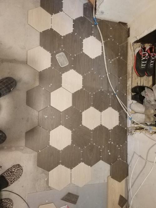 Вот такой интересный переход в плитки сделали своими руками. 02