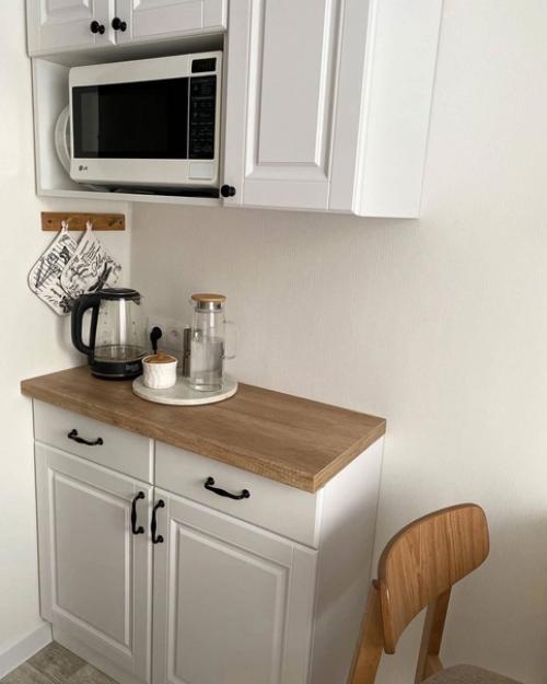 Очень симпатичный и современны ремонт на аленькой кухне. 04