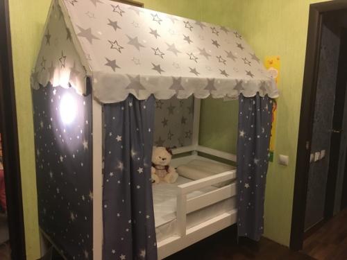 Папа своими руками для дочки кроватку собрал. 03