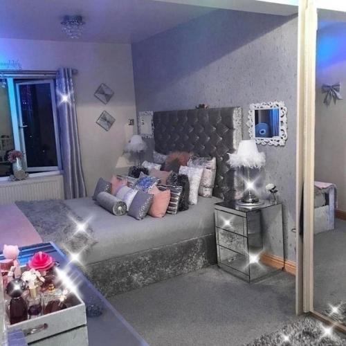 Как будто попали в однушку снежной королевы. 02