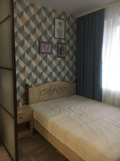 Решила, что будет очень круто разделить большой зал, на две зоны. 06