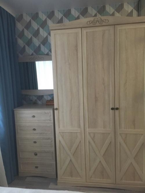 Решила, что будет очень круто разделить большой зал, на две зоны. 08