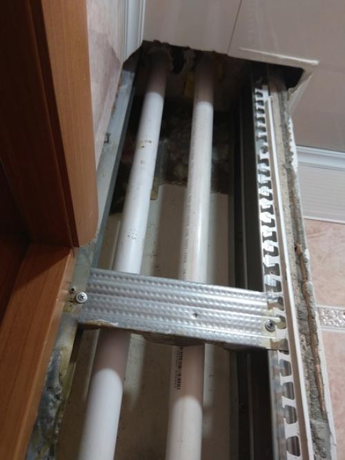 Потребовалась срочная замена труб и хочу показать, какой огромный минус их прятать в коробы. 01