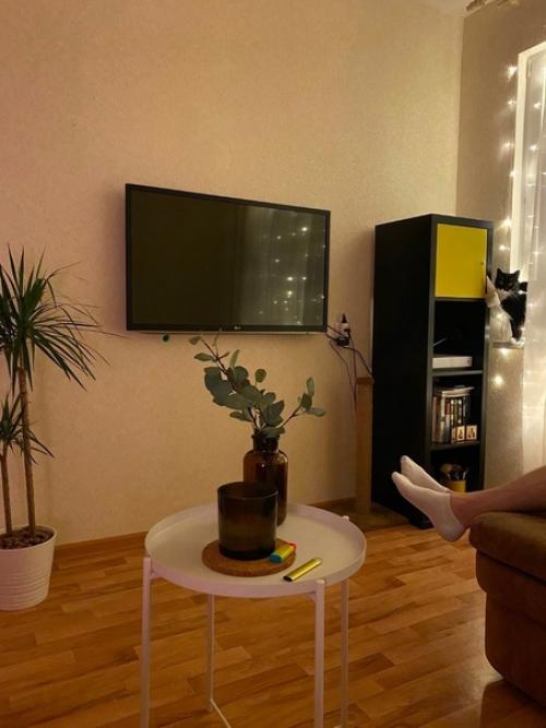 Заезжали в полностью пустую однушку, сами купили мебель и обустроили всё.