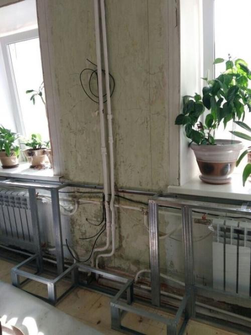 Все эти трубы портили весь вид в комнате, но придумал их вот так замаскировать. 01