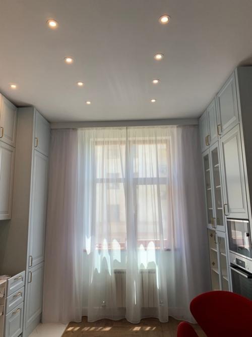 Купила вот такие занавески с тюлью, а парень сказал, что теперь наша квартира стала похожа на морг. 02
