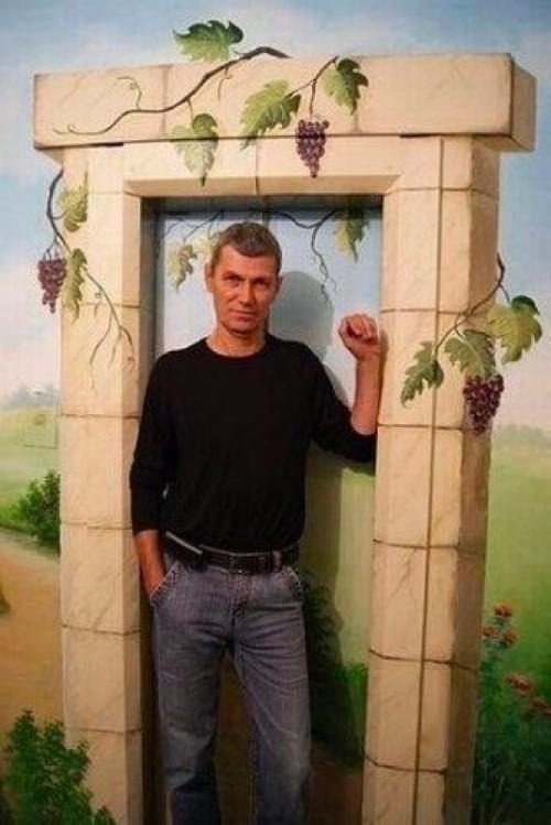 Мужчина наш подъезд в сказку превратил. 05